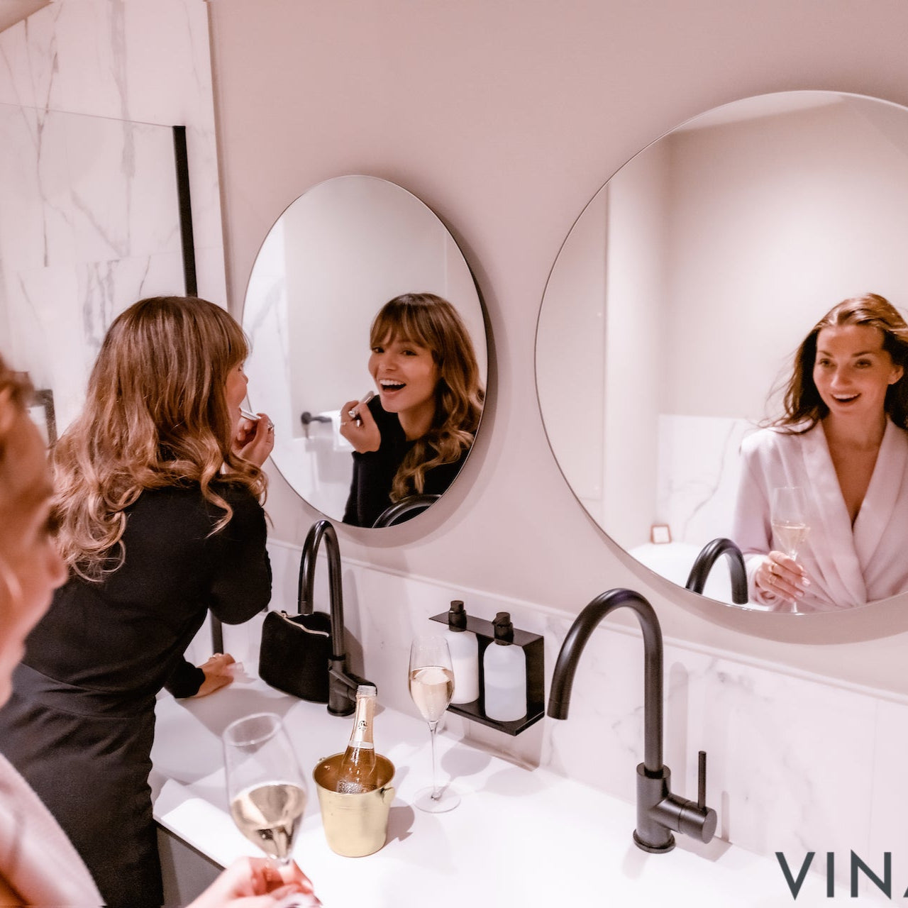 VINADA Alkoholfri Crispy Chardonnay, kit med småflaskor, 4 X 200 ml